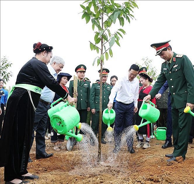 Chủ tịch nước Võ Văn Thưởng và các đại biểu tham gia trồng cây tại Lễ phát động Tết trồng cây “Đời đời nhớ ơn Bác Hồ” Xuân Giáp Thìn 2024. Ảnh: Dương Giang/TTXVN Chủ tịch nước Võ Văn Thưởng và các đại biểu tham gia trồng cây tại Lễ phát động Tết trồng cây “Đời đời nhớ ơn Bác Hồ” Xuân Giáp Thìn 2024. Ảnh: Dương Giang/TTXVN