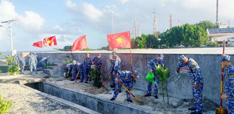 Cán bộ, chiến sĩ đảo An Bang tích cực hưởng ứng Tết trồng cây. (Ảnh: Hoàng Khoa) Cán bộ, chiến sĩ đảo An Bang tích cực hưởng ứng Tết trồng cây. (Ảnh: Hoàng Khoa)