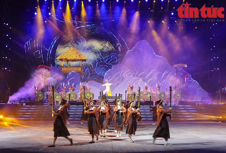 Khí thế hừng hực trong lời kêu gọi chiêu mộ nghĩa binh hội tụ, tế cờ khởi nghĩa của Hai Bà Trưng... Khí thế hừng hực trong lời kêu gọi chiêu mộ nghĩa binh hội tụ, tế cờ khởi nghĩa của Hai Bà Trưng...
