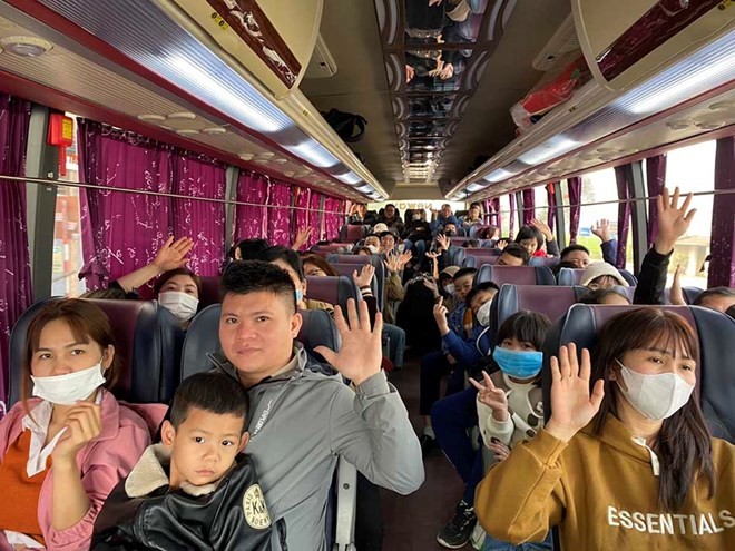 Công nhân Nghệ An vui mừng trên chuyến xe công đoàn trở lại thủ đô Hà Nội vào ngày mùng 5 Tết Nguyên đán (Ảnh: L.Đ) Công nhân Nghệ An vui mừng trên chuyến xe công đoàn trở lại thủ đô Hà Nội vào ngày mùng 5 Tết Nguyên đán (Ảnh: L.Đ)