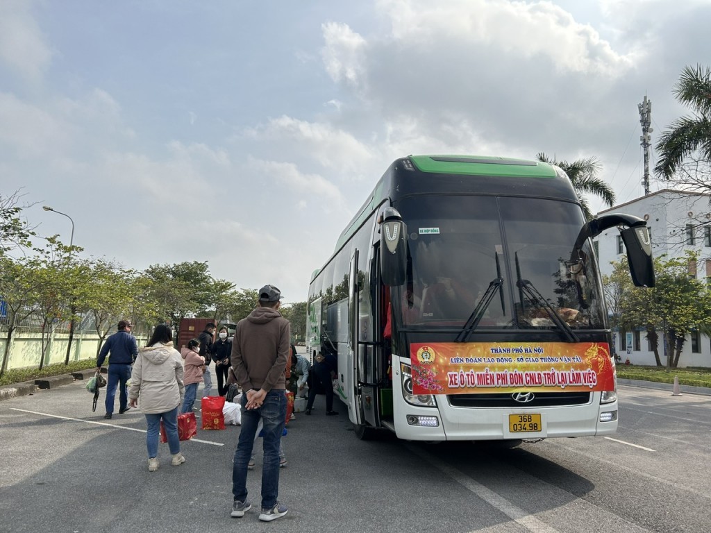 Những chuyến xe đón công nhân trở lại Hà Nội làm việc sau kỳ nghỉ Tết Nguyên đán 2024 (Ảnh: L.Đ). Những chuyến xe đón công nhân trở lại Hà Nội làm việc sau kỳ nghỉ Tết Nguyên đán 2024 (Ảnh: L.Đ).