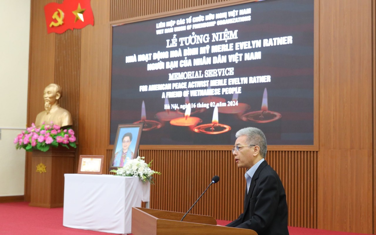 Mr. Bui The Giang, Vice President of the Vietnam - America Association, spoke at the memorial service for Ms. Merle Ratner. (Photo: Dinh Hoa) Mr. Bui The Giang, Vice President of the Vietnam - America Association, spoke at the memorial service for Ms. Merle Ratner. (Photo: Dinh Hoa)