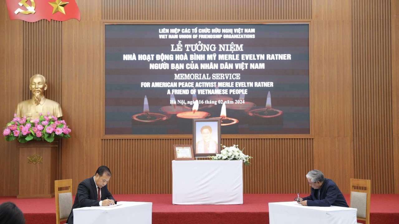 Ambassador Pham Quang Vinh (right) writes in the funeral book saying goodbye to Ms. Merle Ratner. (Photo: Dinh Hoa) Ambassador Pham Quang Vinh (right) writes in the funeral book saying goodbye to Ms. Merle Ratner. (Photo: Dinh Hoa)