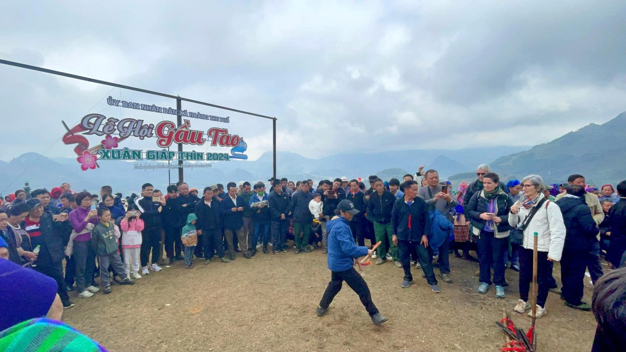 Du khách nước ngoài thích thú tham gia Lễ hội Gầu tào dân tộc Mông Du khách nước ngoài thích thú tham gia Lễ hội Gầu tào dân tộc Mông