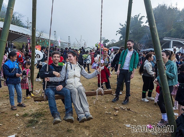 H'mong Spring Festival Attracts Foreign Tourists H'mong Spring Festival Attracts Foreign Tourists