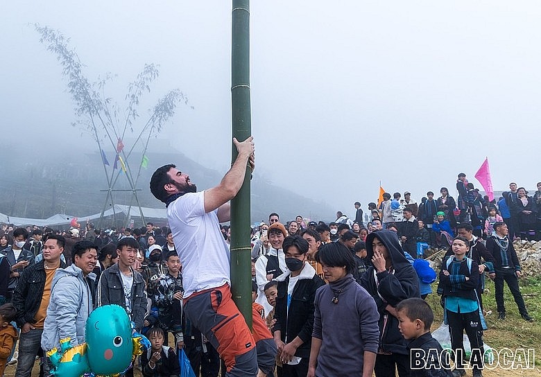 H'mong Spring Festival Attracts Foreign Tourists H'mong Spring Festival Attracts Foreign Tourists
