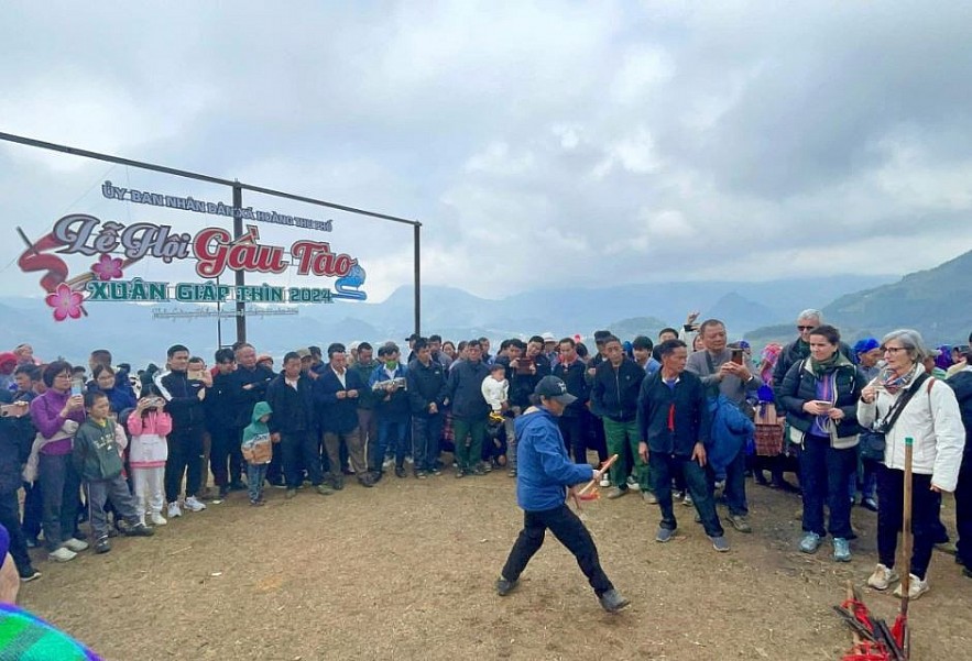 H'mong Spring Festival Attracts Foreign Tourists H'mong Spring Festival Attracts Foreign Tourists