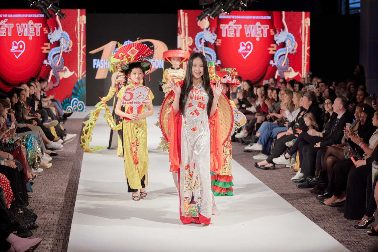 Anna Hoàng giới thiệu văn hoá Tết Việt tại Tuần lễ thời trang London Anna Hoàng giới thiệu văn hoá Tết Việt tại Tuần lễ thời trang London