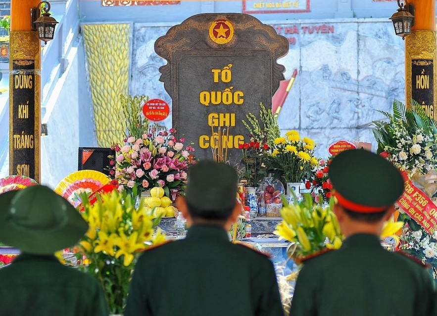Vietnam Pays Tribute to People in Defending Northern Border Vietnam Pays Tribute to People in Defending Northern Border