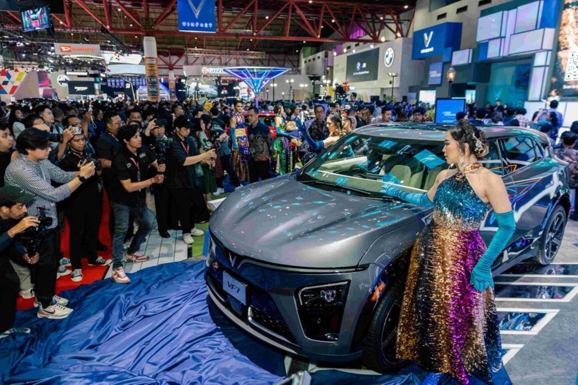 Các mẫu xe VinFast thu hút sự chú ý của đông đảo khách tham quan Triển lãm IIMS 2024. Các mẫu xe VinFast thu hút sự chú ý của đông đảo khách tham quan Triển lãm IIMS 2024.