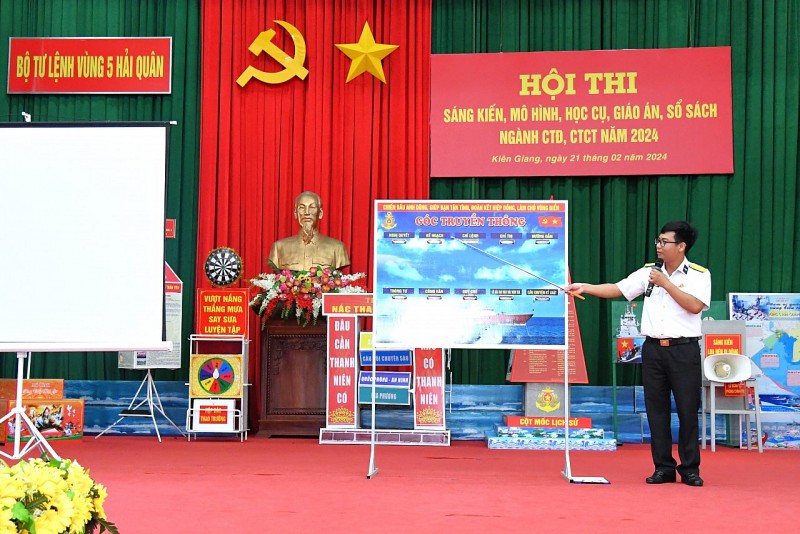 Thí sinh thuyết trình sản phẩm. Thí sinh thuyết trình sản phẩm.