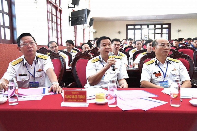 Thành viên Ban giám khảo đặt câu hỏi cho thí sinh. Thành viên Ban giám khảo đặt câu hỏi cho thí sinh.