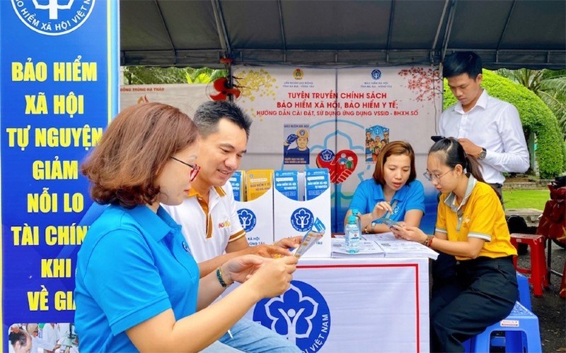 Cán bộ BHXH hướng dẫn người lao động cài đặt ứng dụng VssID. (Ảnh minh hoạ). Cán bộ BHXH hướng dẫn người lao động cài đặt ứng dụng VssID. (Ảnh minh hoạ).