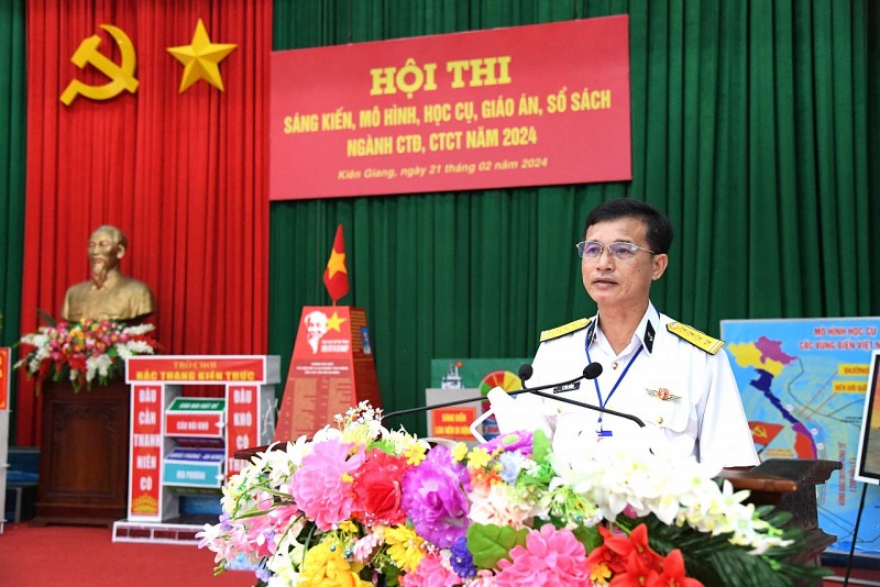 Đại tá Lê Văn Hưởng, Phó Chính ủy Vùng 5 Hải quân phát biểu khai mạc. Đại tá Lê Văn Hưởng, Phó Chính ủy Vùng 5 Hải quân phát biểu khai mạc.