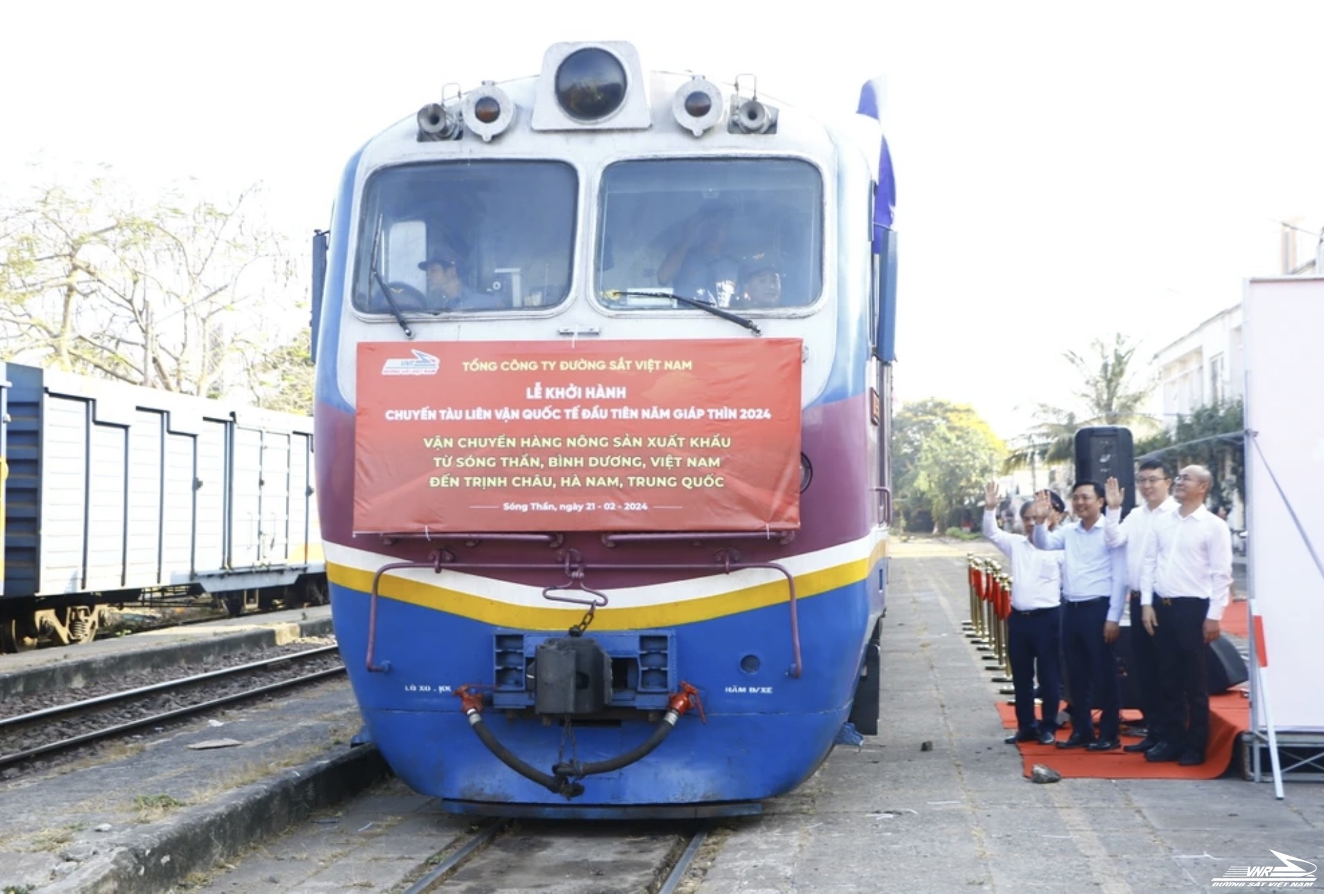 Chuyến tàu liên vận quốc tế đầu tiên năm Giáp Thìn đưa nông sản sang Trung Quốc Chuyến tàu liên vận quốc tế đầu tiên năm Giáp Thìn đưa nông sản sang Trung Quốc