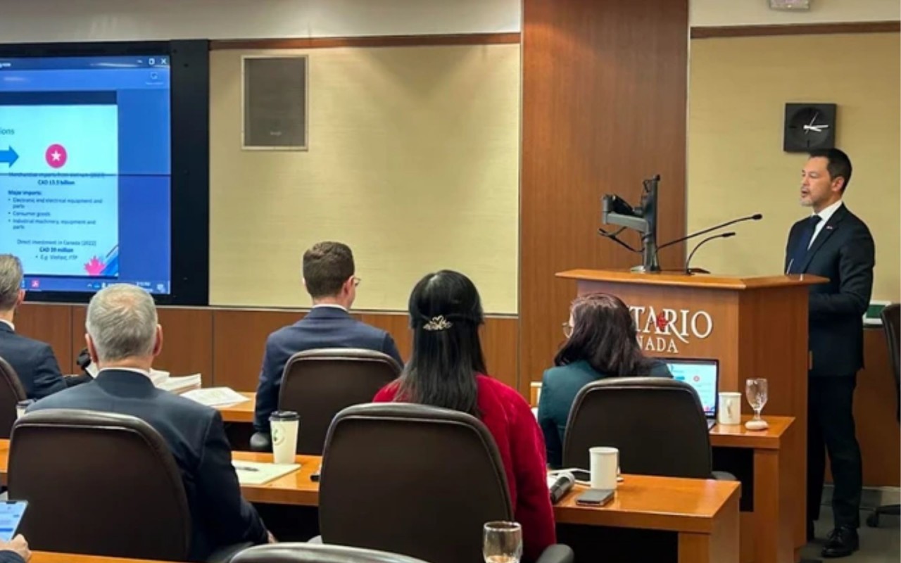 A speaker representing the Canadian Ministry of Global Affairs presented on optimizing the Indo-Pacific Strategy and expanding the Vietnamese market for Canadian businesses.