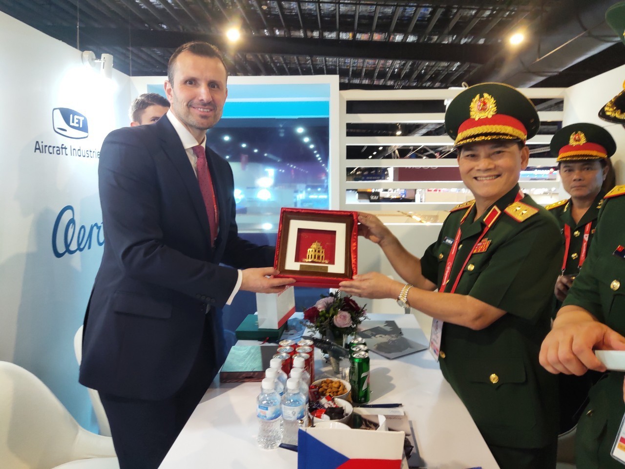 Lieutenant General Pham Truong Son and Deputy Minister of Defense of the Czech Republic Daniel Blazkovec.