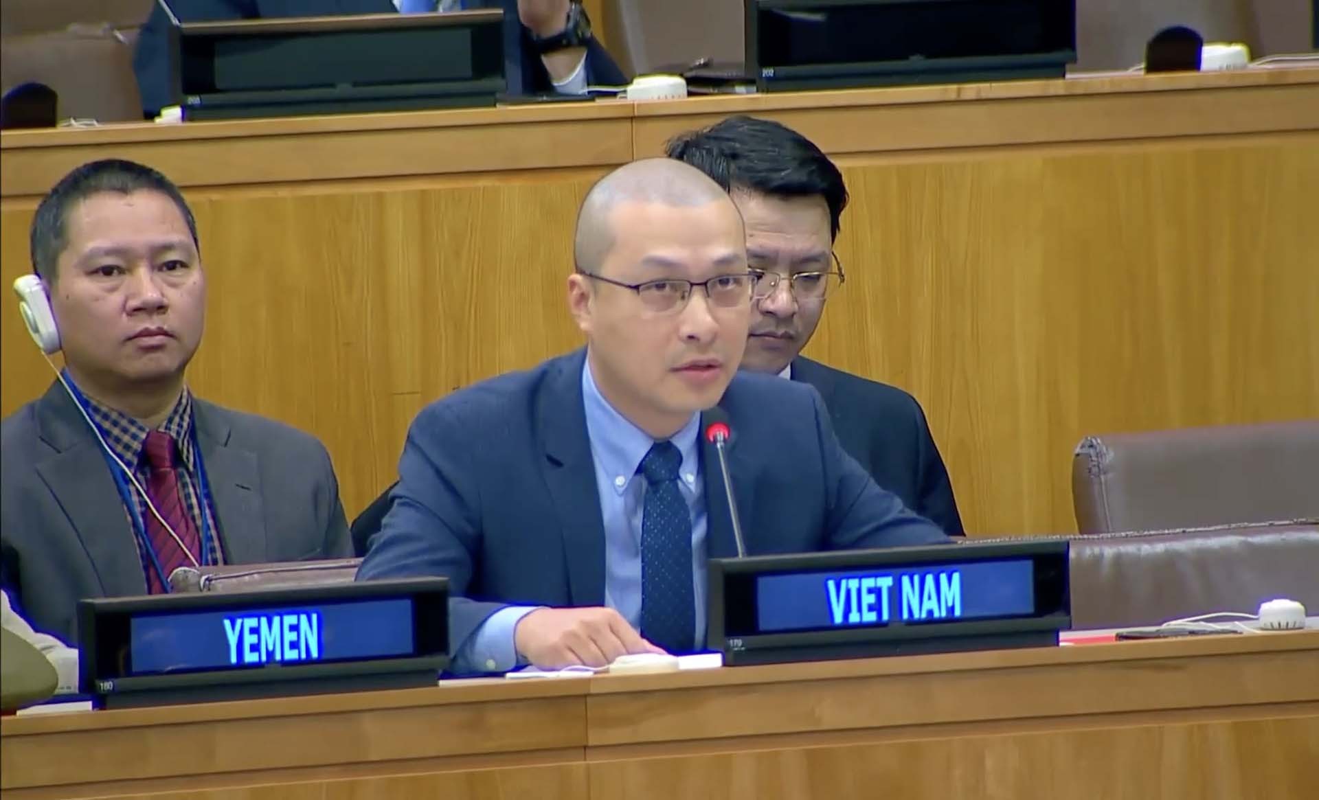 Tham tán Công sứ Nguyễn Hoàng Nguyên, Phó Trưởng Phái đoàn thường trực Việt Nam tại LHQ phát biểu. Tham tán Công sứ Nguyễn Hoàng Nguyên, Phó Trưởng Phái đoàn thường trực Việt Nam tại LHQ phát biểu.