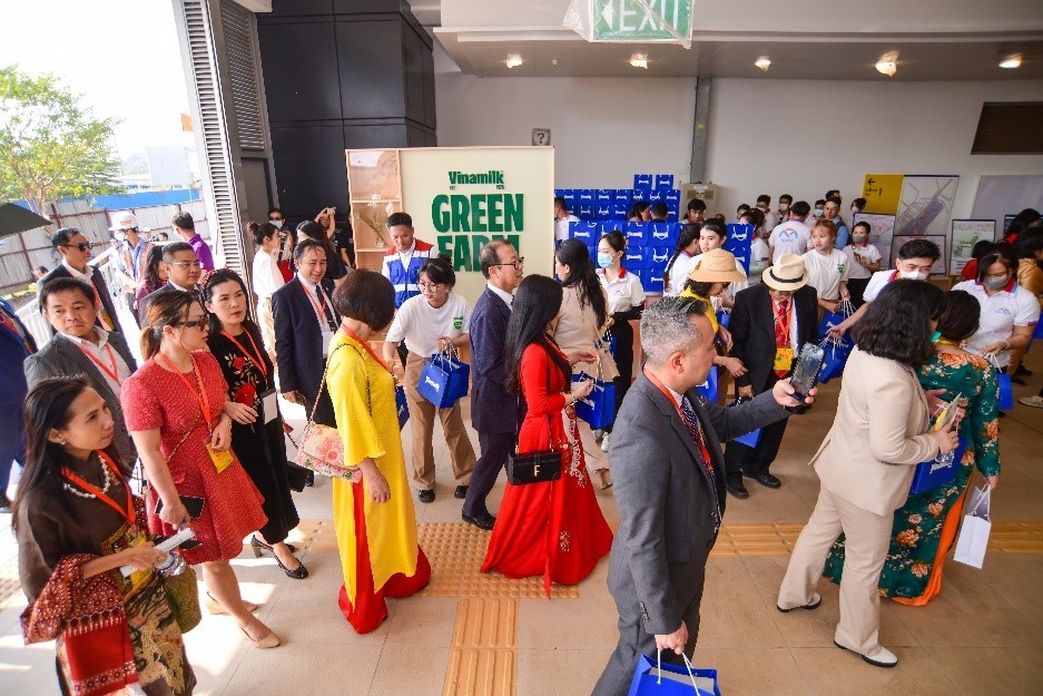 Vinamilk đồng hành cùng kiều bào trải nghiệm tuyến metro Bến Thành - Suối Tiên Vinamilk đồng hành cùng kiều bào trải nghiệm tuyến metro Bến Thành - Suối Tiên