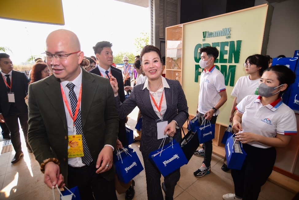 Vinamilk đồng hành cùng kiều bào trải nghiệm tuyến metro Bến Thành - Suối Tiên Vinamilk đồng hành cùng kiều bào trải nghiệm tuyến metro Bến Thành - Suối Tiên