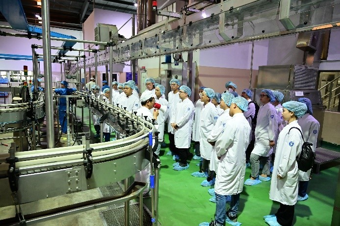 Tour tham quan nhà máy – trang trại giúp nhân viên mới hiểu rõ hơn về văn hóa doanh nghiệp và xây dựng tình yêu với thương hiệu.