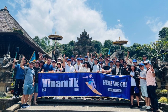 Hơn 1.000 thành viên gắn bó trên 10 năm tại Vinamilk đã tham gia chuyến team building khám phá Bali (Indonesia), Singapore, Phú Quốc trong năm 2023.