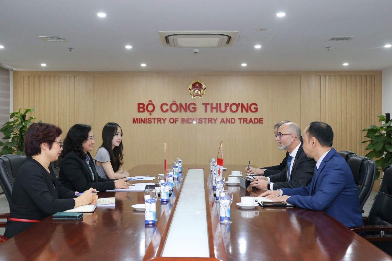 Deputy Minister of Industry and Trade Phan Thi Thang and Canadian Ambassador to Vietnam Shawn Steil in Hanoi. Photo: Ministry of Industry and Trade