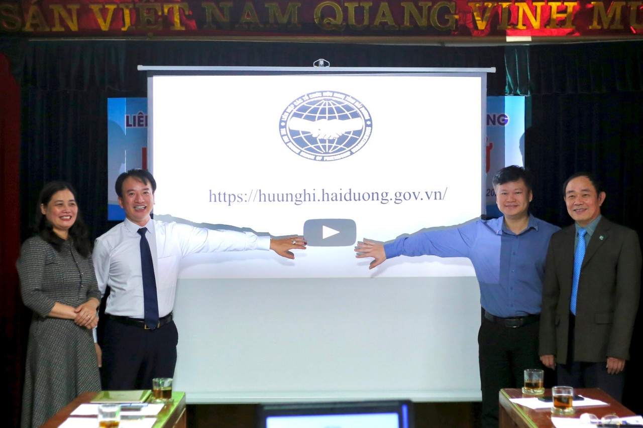 Các đại biểu ấn nút khai trương Trang thông tin điện tử. (Ảnh: Báo Hải Dương) Các đại biểu ấn nút khai trương Trang thông tin điện tử. (Ảnh: Báo Hải Dương)