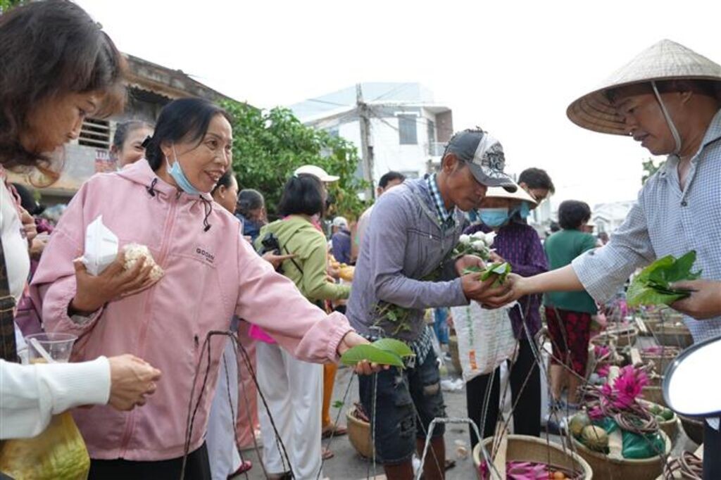 Người dân háo hức sử dụng lá cây để mua sắm. (Ảnh: Minh Phú/TTXVN) Người dân háo hức sử dụng lá cây để mua sắm. (Ảnh: Minh Phú/TTXVN)