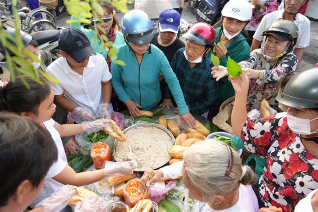 Gian hàng bánh mì tại phiên chợ lá thu hút thực khách. (Ảnh: Minh Phú/TTXVN) Gian hàng bánh mì tại phiên chợ lá thu hút thực khách. (Ảnh: Minh Phú/TTXVN)
