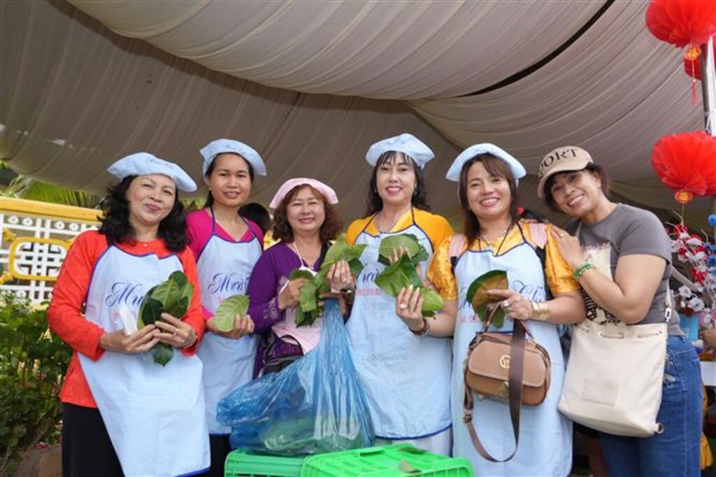 Lợi nhuận sau khi tham gia phiên chợ của các tiểu thương đến từ thành phố Hồ Chí Minh là những chiếc lá, nhưng ai cũng cảm thấy hân hoan và vui vẻ. (Ảnh: Minh Phú/TTXVN) Lợi nhuận sau khi tham gia phiên chợ của các tiểu thương đến từ thành phố Hồ Chí Minh là những chiếc lá, nhưng ai cũng cảm thấy hân hoan và vui vẻ. (Ảnh: Minh Phú/TTXVN)