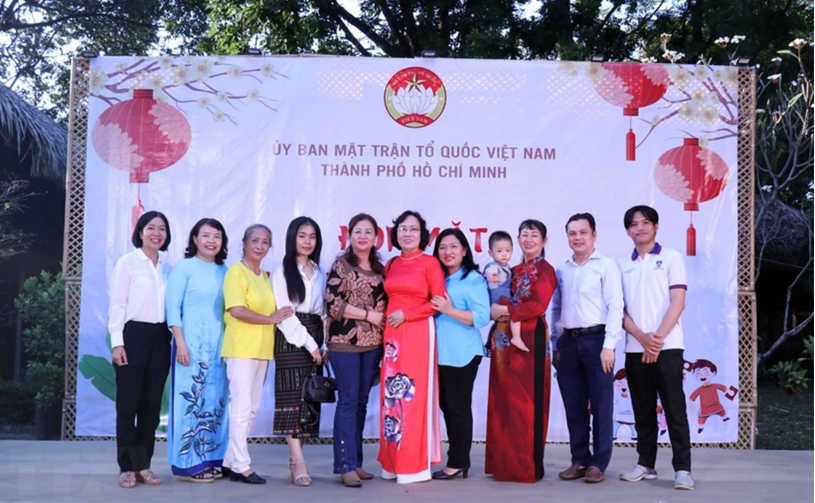 Sinh viên Lào, Campuchia đang học tập tại Thành phố Hồ Chí Minh bên các cha mẹ đỡ đầu người Việt. (Ảnh: Xuân Khu/TTXVN) Sinh viên Lào, Campuchia đang học tập tại Thành phố Hồ Chí Minh bên các cha mẹ đỡ đầu người Việt. (Ảnh: Xuân Khu/TTXVN)