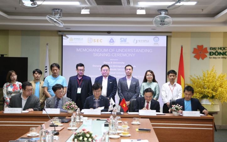 At the signing ceremony. Photo: Dong A University At the signing ceremony. Photo: Dong A University