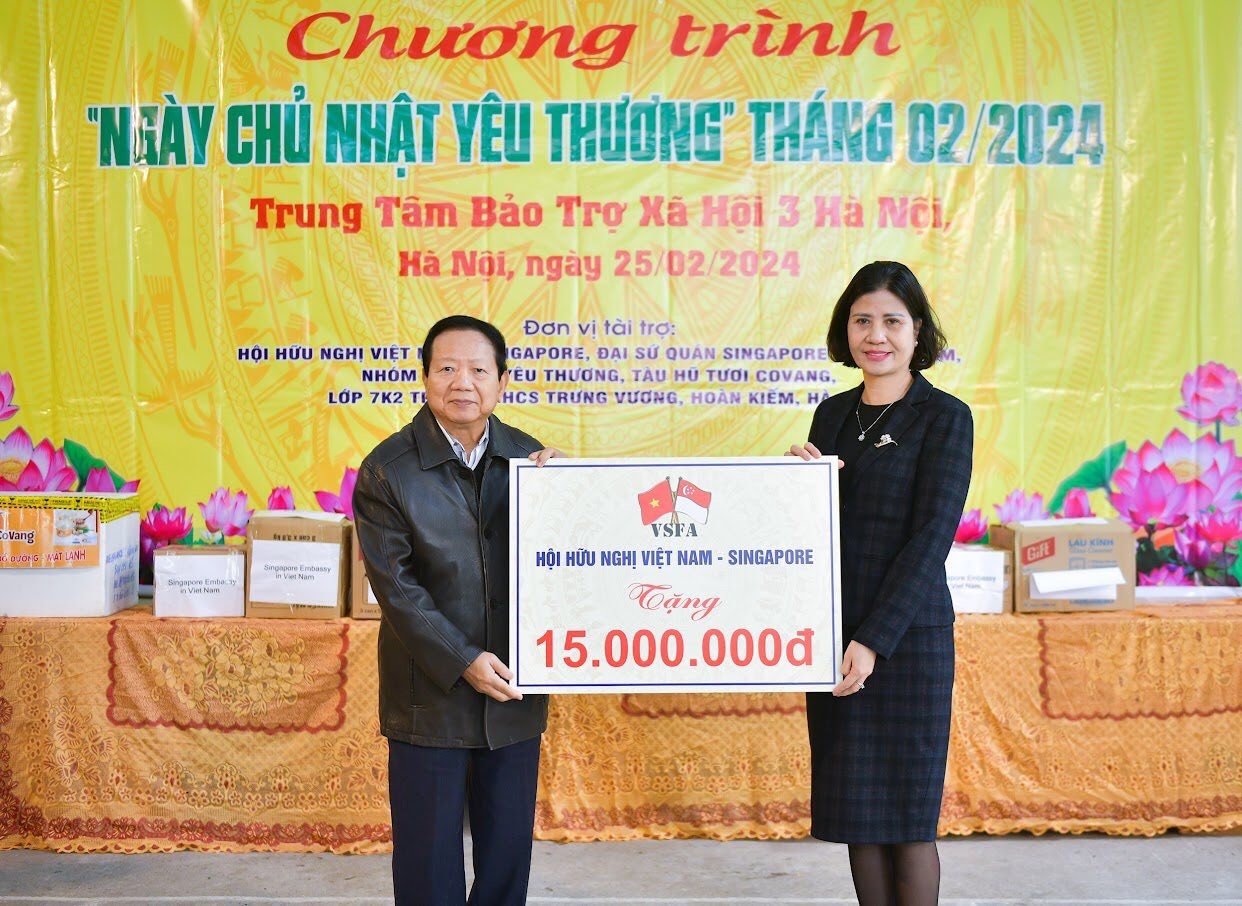 Đại sứ Nguyễn Đức Hùng tặng quà Trung tâm bảo trợ xã hội 3 Hà Nội. Đại sứ Nguyễn Đức Hùng tặng quà Trung tâm bảo trợ xã hội 3 Hà Nội.