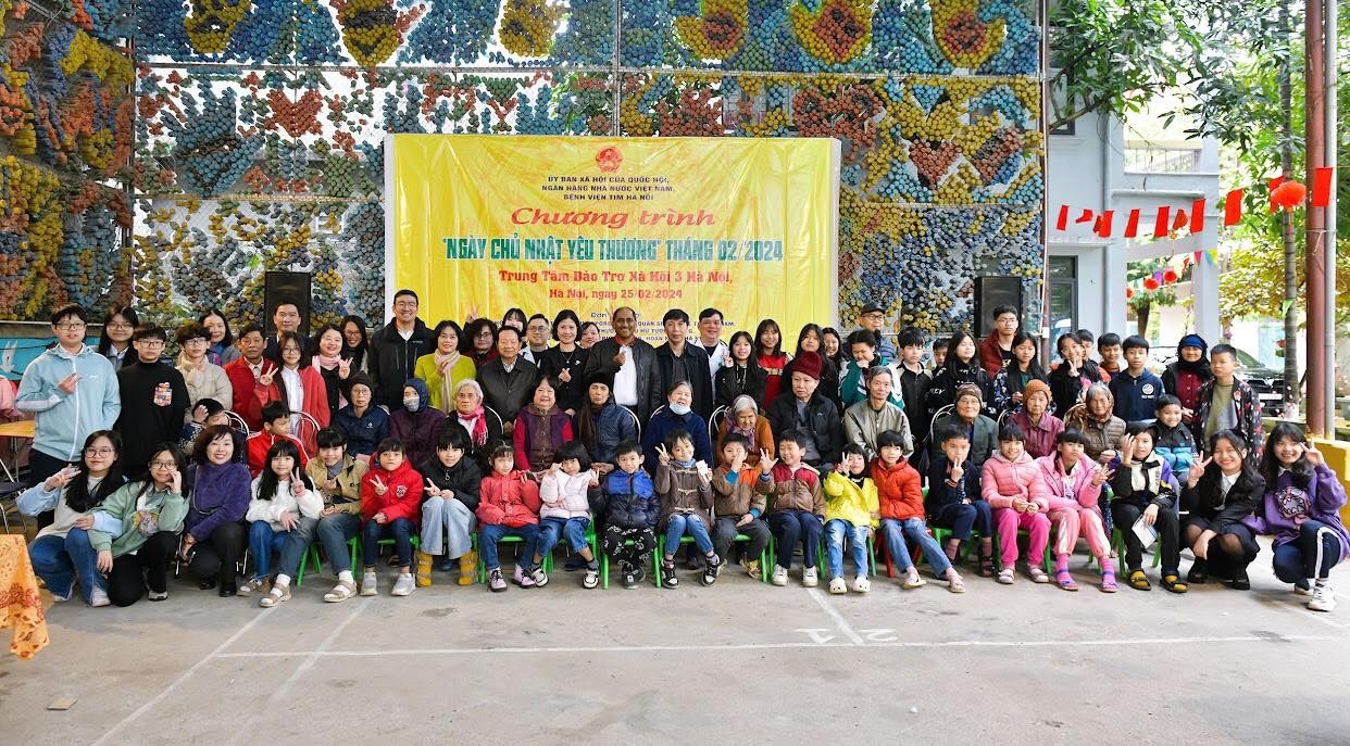 Đoàn thiện nguyện chụp ảnh cùng người già, trẻ em tại Trung tâm bảo trợ xã hội 3 Hà Nội. Đoàn thiện nguyện chụp ảnh cùng người già, trẻ em tại Trung tâm bảo trợ xã hội 3 Hà Nội.