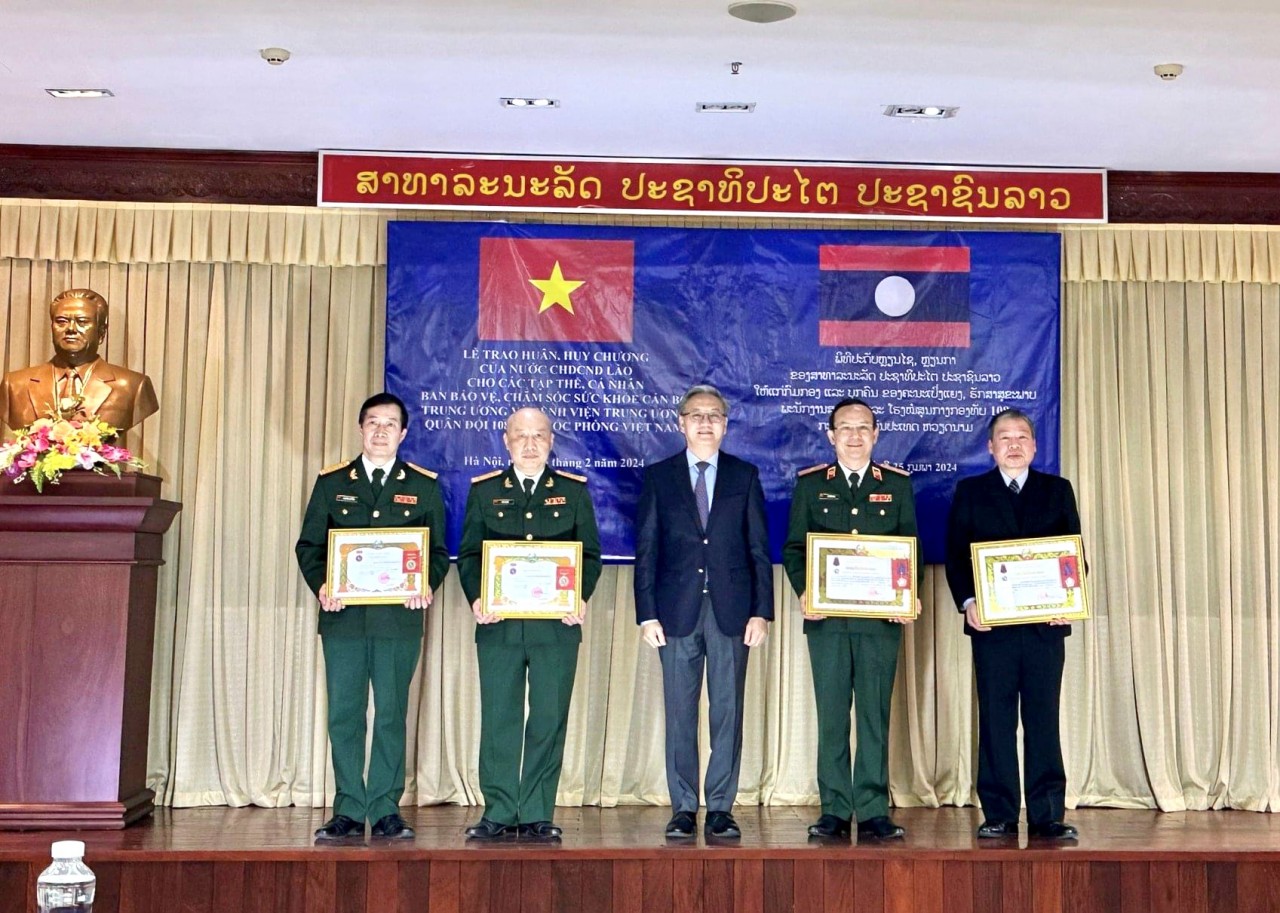 Trao Huân chương Tự do của Lào tặng hai đơn vị y tế của Việt Nam Trao Huân chương Tự do của Lào tặng hai đơn vị y tế của Việt Nam