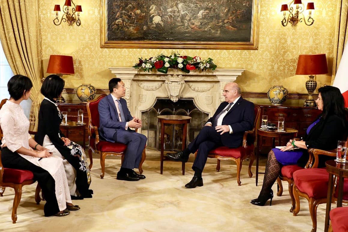 President of Malta George Vella receives the Vietnamese Ambassador to Italy and Malta Duong Hai Hung at San Anton Palace. Photo: VNA President of Malta George Vella receives the Vietnamese Ambassador to Italy and Malta Duong Hai Hung at San Anton Palace. Photo: VNA