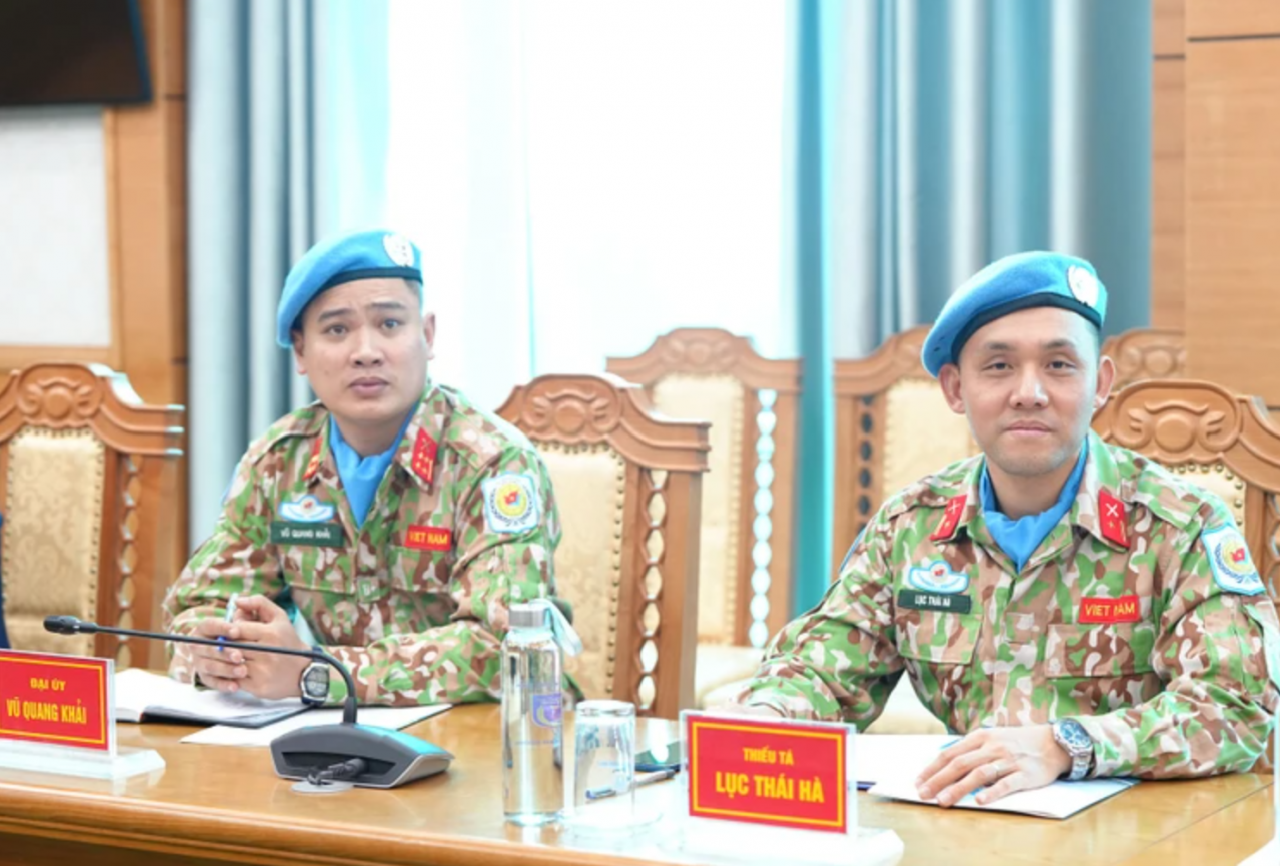 Hai sĩ quan cảnh sát biển Việt Nam nhận nhiệm vụ tại Liên hợp quốc Hai sĩ quan cảnh sát biển Việt Nam nhận nhiệm vụ tại Liên hợp quốc
