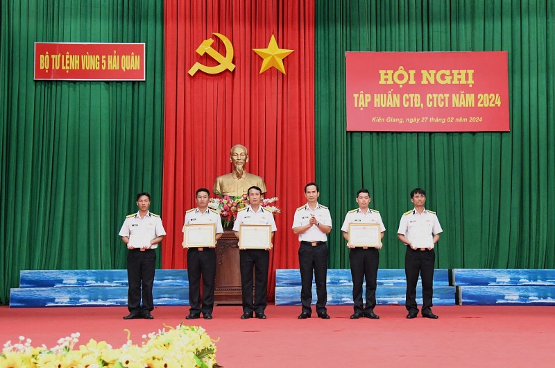 Chuẩn Đô đốc Nguyễn Hữu Thoan trao thưởng cho các tập thể và cá nhân có thành tích xuất sắc trong Hội thi sáng kiến, mô hình, học cụ, giáo án, sổ sách ngành CTĐ, CTCT năm 2024. Chuẩn Đô đốc Nguyễn Hữu Thoan trao thưởng cho các tập thể và cá nhân có thành tích xuất sắc trong Hội thi sáng kiến, mô hình, học cụ, giáo án, sổ sách ngành CTĐ, CTCT năm 2024.