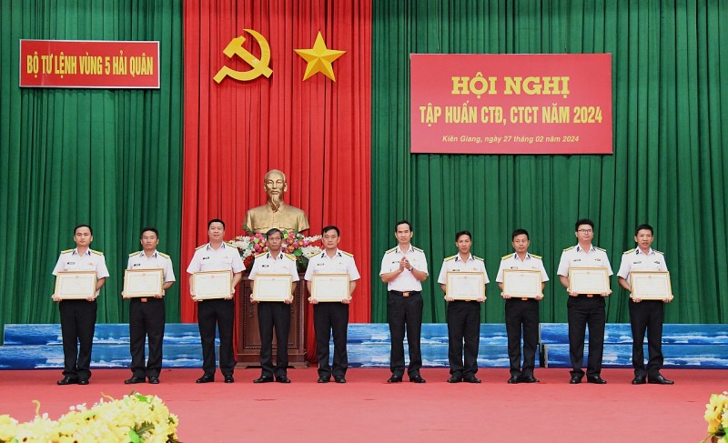 Thủ trưởng Bộ Tư lệnh Vùng 5 Hải quân trao thưởng cho các tập thể có thành tích tốt trong Hội thi phòng đón xuân năm 2024. Thủ trưởng Bộ Tư lệnh Vùng 5 Hải quân trao thưởng cho các tập thể có thành tích tốt trong Hội thi phòng đón xuân năm 2024.