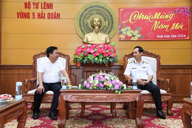Thủ trưởng Bộ Tư lệnh Vùng 5 Hải quân trao đổi với lãnh đạo huyện Trần Văn Thời Thủ trưởng Bộ Tư lệnh Vùng 5 Hải quân trao đổi với lãnh đạo huyện Trần Văn Thời