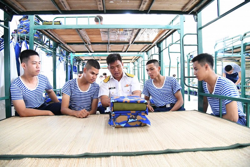 Chiến sĩ mới làm quen với môi trường quân ngũ Chiến sĩ mới làm quen với môi trường quân ngũ