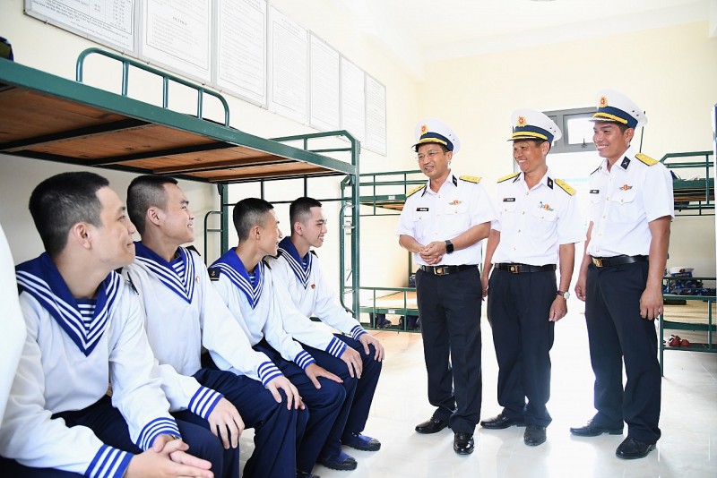 Chiến sĩ mới làm quen với môi trường quân ngũ Chiến sĩ mới làm quen với môi trường quân ngũ