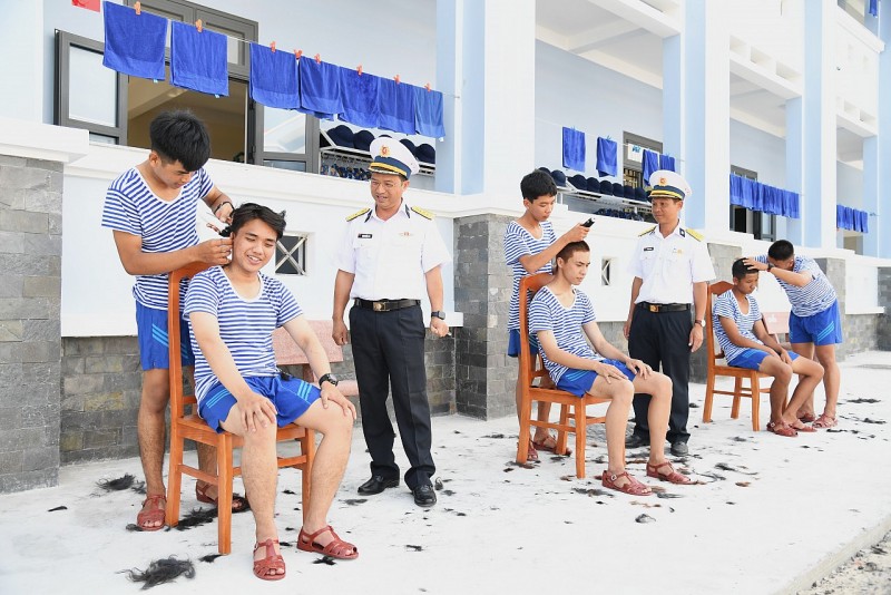 CSM khi về đơn vị đều phải thực hiện quy đinh cắt tóc 3 phân CSM khi về đơn vị đều phải thực hiện quy đinh cắt tóc 3 phân