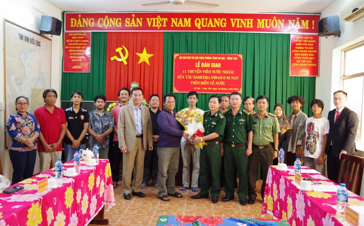 Cơ quan chức năng tỉnh Bà Rịa - Vũng Tàu bàn giao 11 thuyền viên nước ngoài bị nạn, trở về nước. (Ảnh: Anh Danh) Cơ quan chức năng tỉnh Bà Rịa - Vũng Tàu bàn giao 11 thuyền viên nước ngoài bị nạn, trở về nước. (Ảnh: Anh Danh)