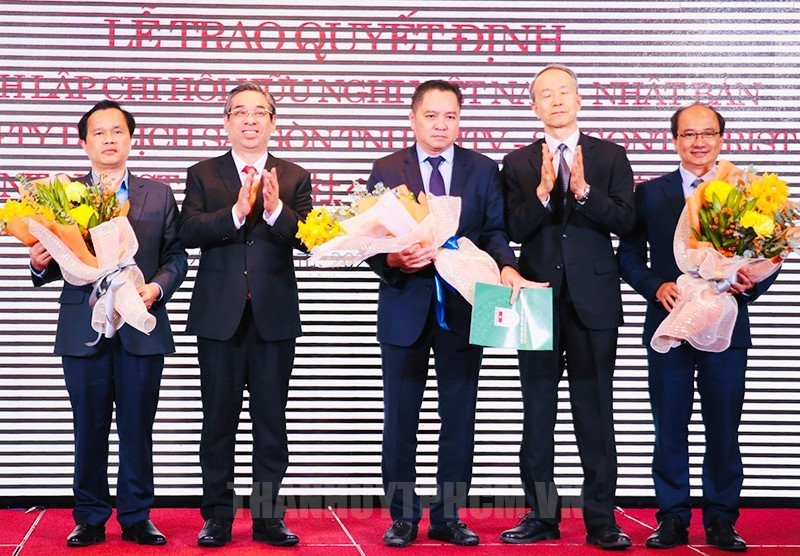 Chairman of the Vietnam - Japan Friendship Association in Ho Chi Minh City Nguyen Phuoc Loc and Consul General of Japan in Ho Chi Minh City Ono Masuo presented the decision and gave flowers to congratulate the Vietnam - Japan Friendship Association Branch at Saigontourist Group. (Photo: thanhuytphcm.vn) Chairman of the Vietnam - Japan Friendship Association in Ho Chi Minh City Nguyen Phuoc Loc and Consul General of Japan in Ho Chi Minh City Ono Masuo presented the decision and gave flowers to congratulate the Vietnam - Japan Friendship Association Branch at Saigontourist Group. (Photo: thanhuytphcm.vn)