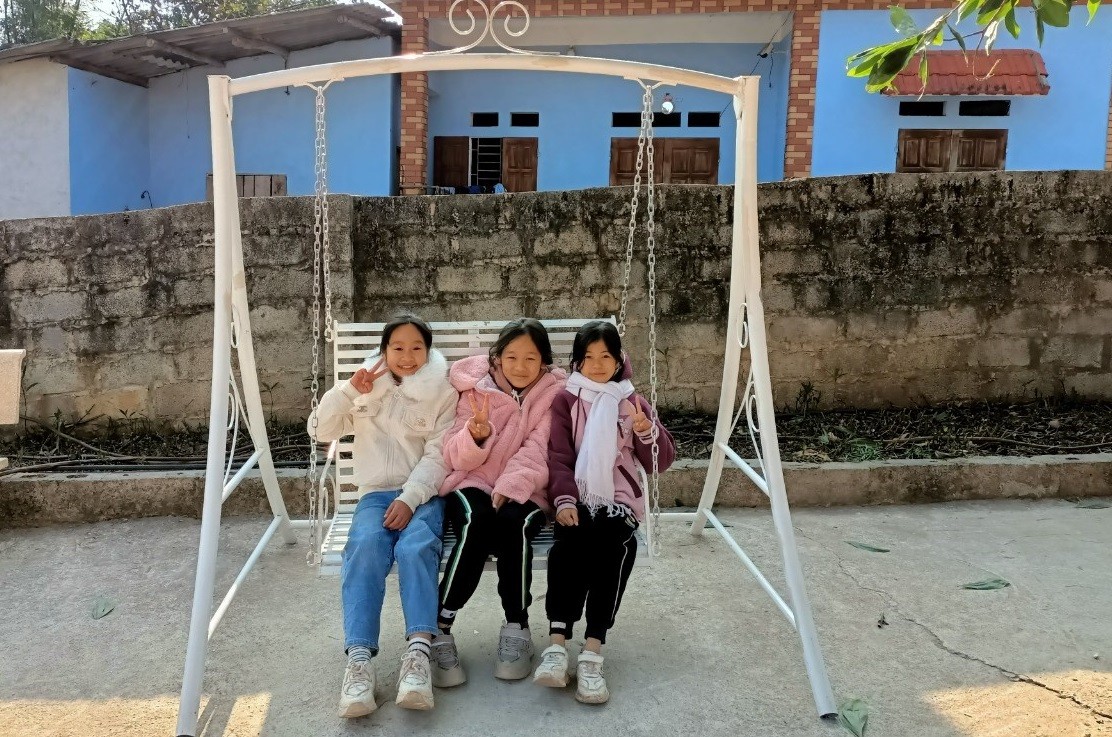 Các em học sinh điểm trường chơi xích đu. Các em học sinh điểm trường chơi xích đu.