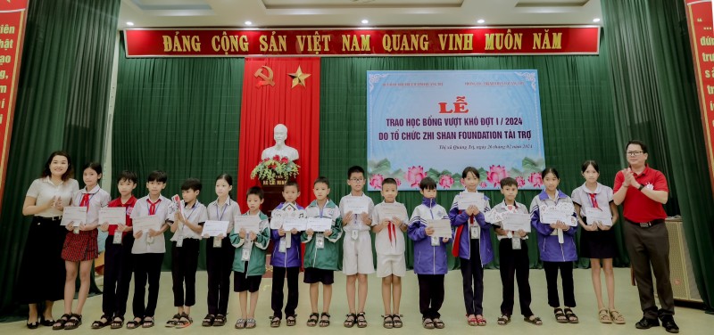 Zhi Shan Foundation trao học bổng cho 805 học sinh tỉnh Quảng Trị Zhi Shan Foundation trao học bổng cho 805 học sinh tỉnh Quảng Trị