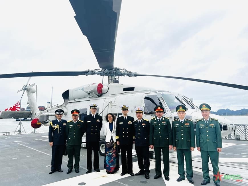 Two Japan MSDF Ships Visit, Learn about Vietnamese Culture