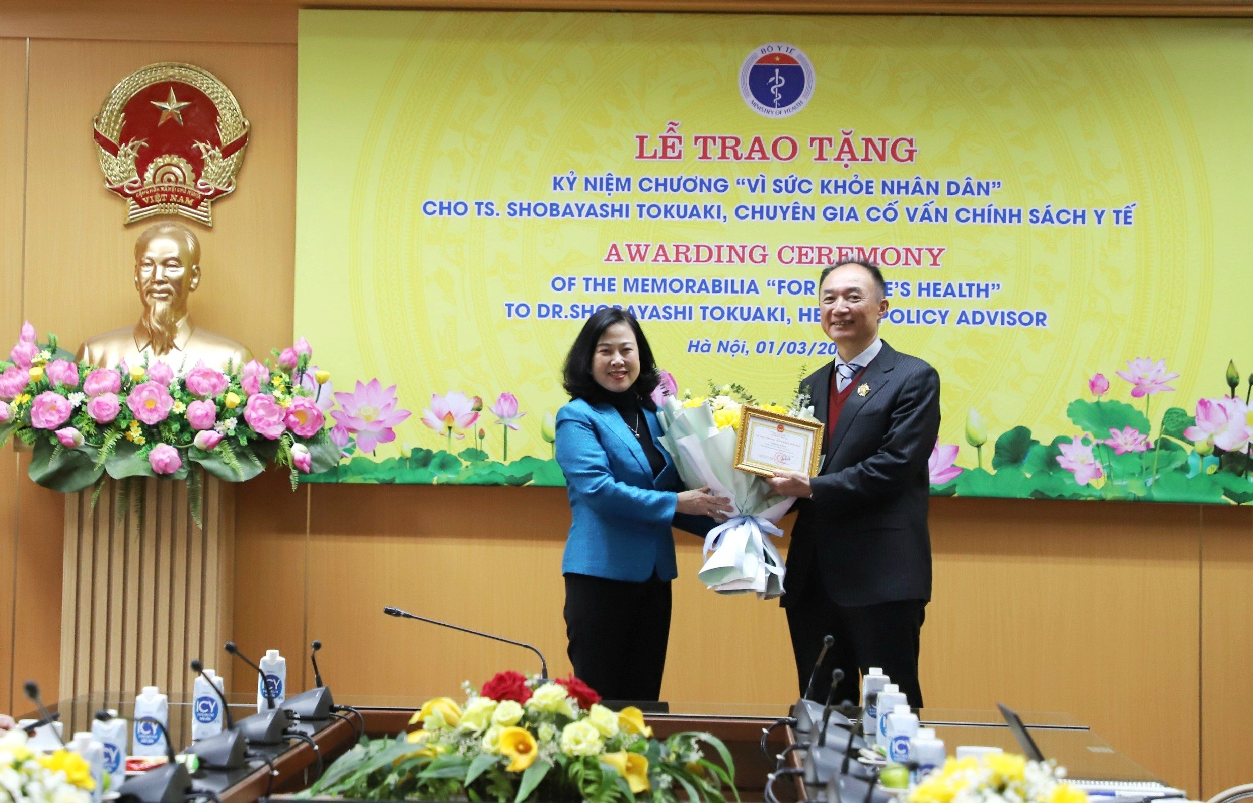 Bộ trưởng Bộ Y tế Đào Hồng Lan đã trao Kỷ niệm chương “Vì sức khỏe nhân dân” TS. Shobayashi Tokuaki, chuyên gia cố vấn chính sách y tế Nhật Bản. Bộ trưởng Bộ Y tế Đào Hồng Lan đã trao Kỷ niệm chương “Vì sức khỏe nhân dân” TS. Shobayashi Tokuaki, chuyên gia cố vấn chính sách y tế Nhật Bản.